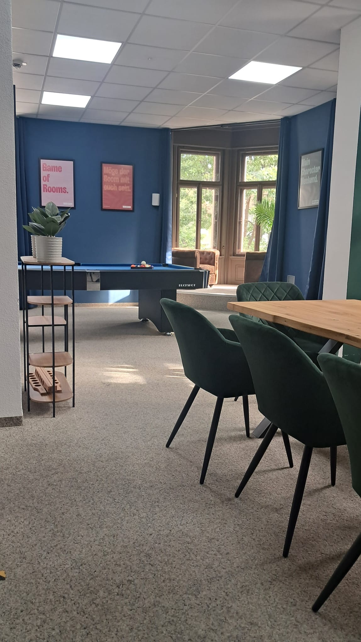 Billardtisch und Dartscheibe im Entertainment-Bereich der Event Villa Albstadt