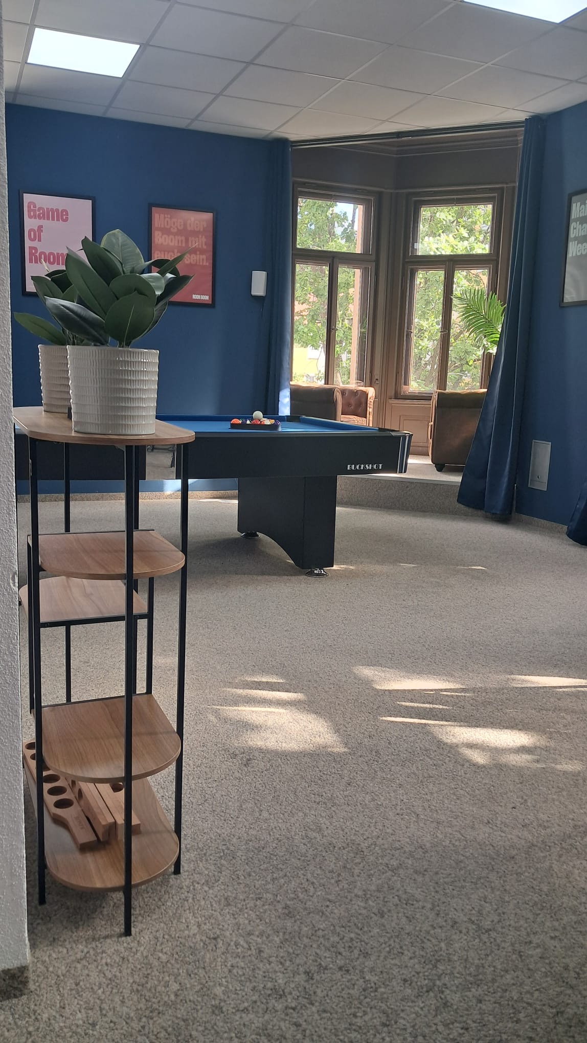 Event Villa RoomBoom Albstadt – Lounge mit Billardtisch und Erkerfenster