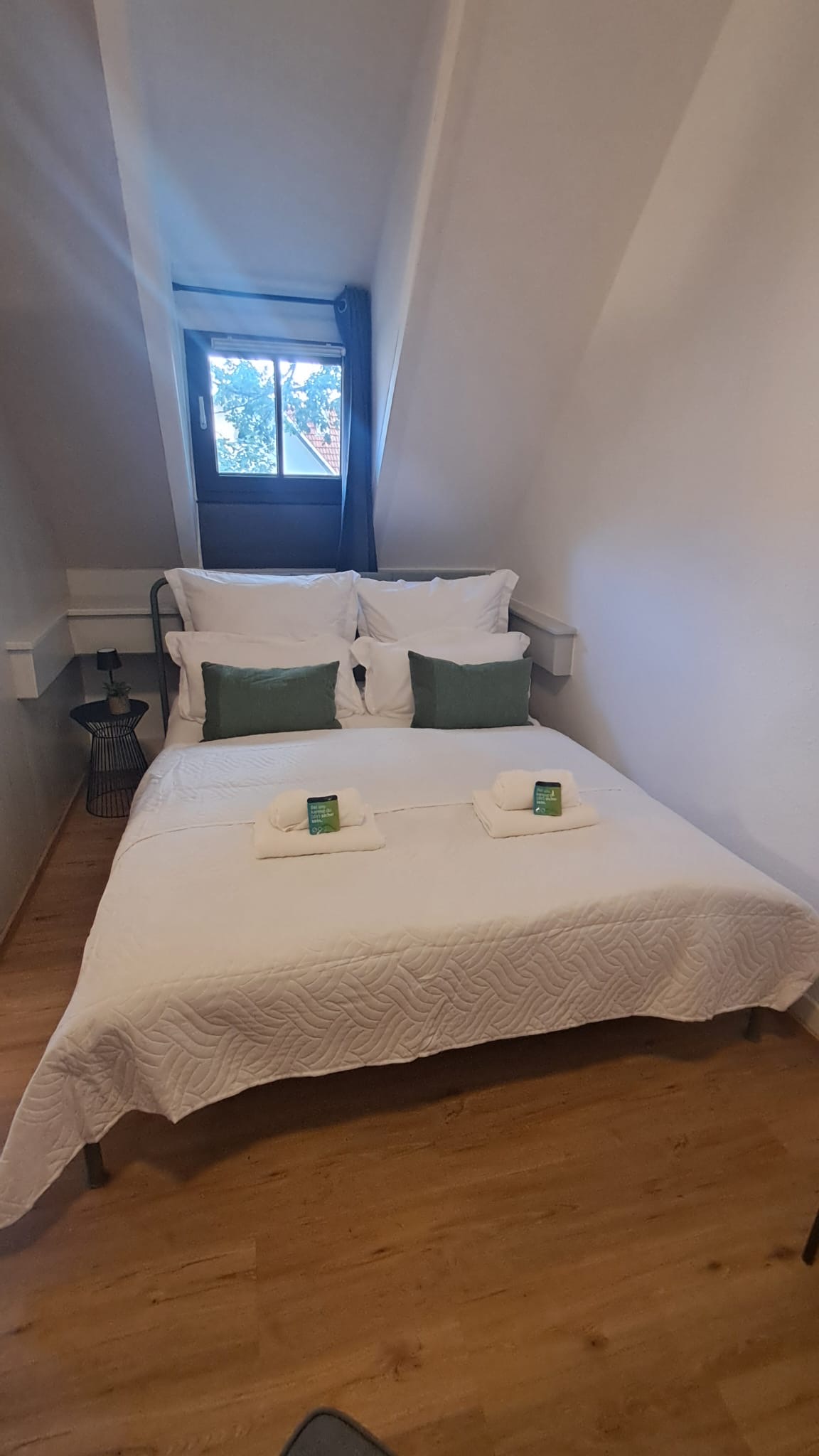 Gemütliches Schlafzimmer mit Dachschräge in der Event Villa RoomBoom Albstadt